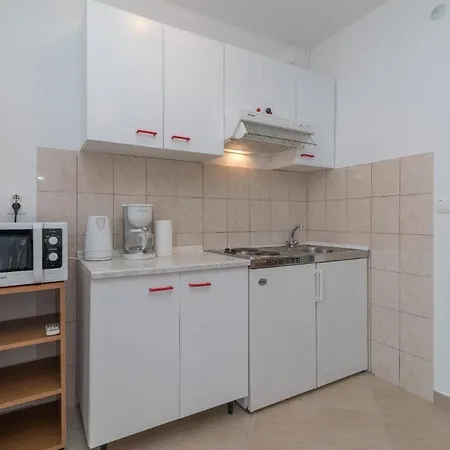 Apartment Ferienwohnung Fuer 2 Personen 1 Kind Ca 35 Qm In Okrug Gornji, Dalmatien Mitteldalmatien *