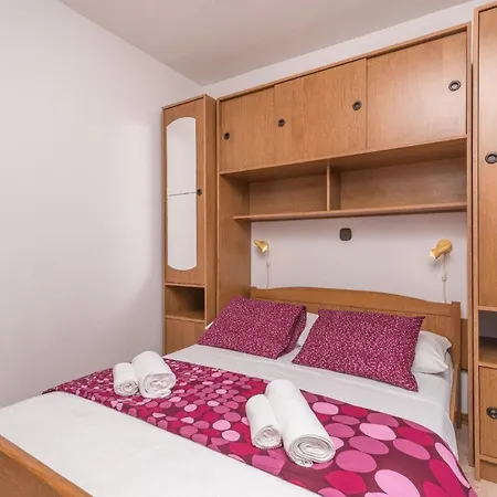 Ferienwohnung Fuer 2 Personen 1 Kind Ca 35 Qm In Okrug Gornji, Dalmatien Mitteldalmatien Apartment *