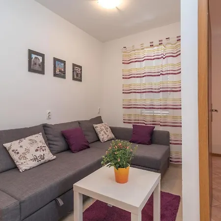 Apartment Ferienwohnung Fuer 2 Personen 1 Kind Ca 35 Qm In Okrug Gornji, Dalmatien Mitteldalmatien