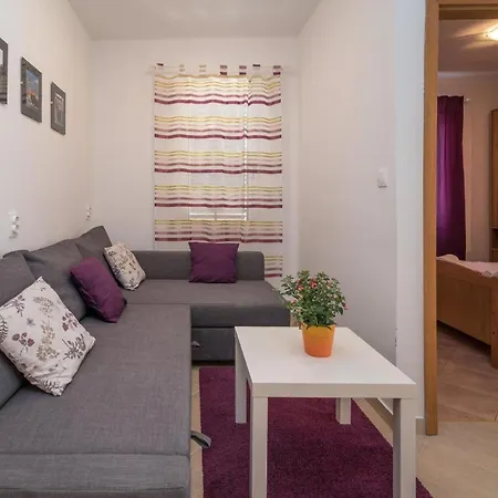 Ferienwohnung Fuer 2 Personen 1 Kind Ca 35 Qm In Okrug Gornji, Dalmatien Mitteldalmatien Apartment