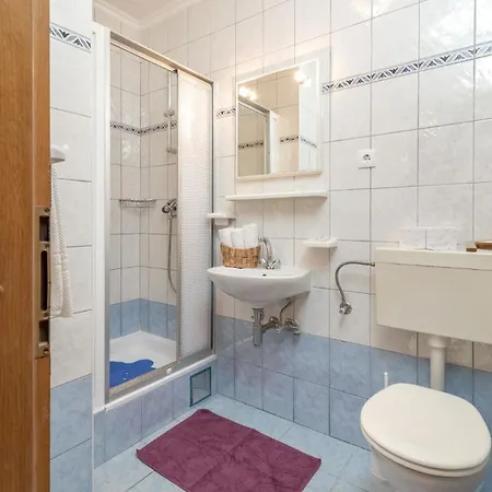 Apartment Ferienwohnung Fuer 2 Personen 1 Kind Ca 35 Qm In Okrug Gornji, Dalmatien Mitteldalmatien *