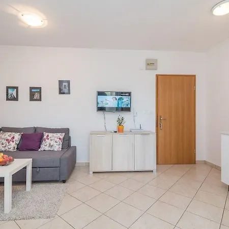 Apartment Ferienwohnung Fuer 2 Personen 1 Kind Ca 35 Qm In Okrug Gornji, Dalmatien Mitteldalmatien