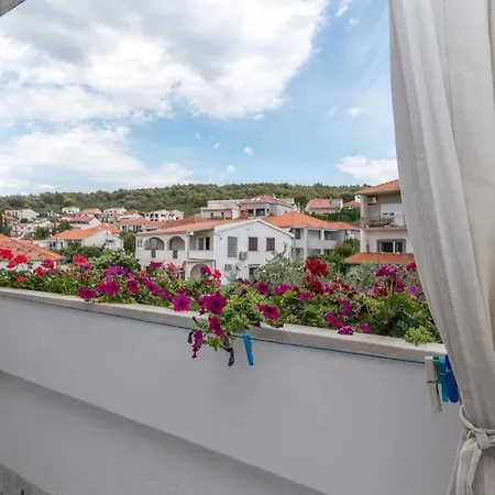 Apartment Ferienwohnung Fuer 2 Personen 1 Kind Ca 35 Qm In Okrug Gornji, Dalmatien Mitteldalmatien *
