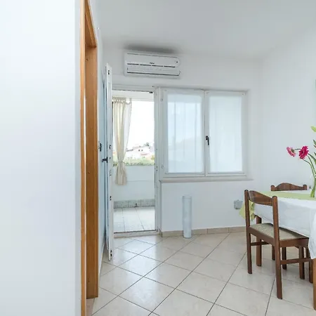 Ferienwohnung Fuer 2 Personen 1 Kind Ca 35 Qm In Okrug Gornji, Dalmatien Mitteldalmatien *