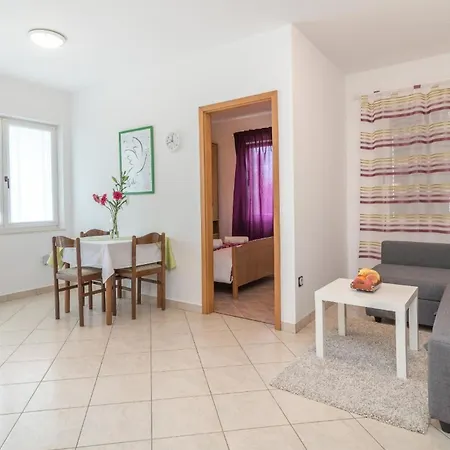 Apartment Ferienwohnung Fuer 2 Personen 1 Kind Ca 35 Qm In Okrug Gornji, Dalmatien Mitteldalmatien Trogir