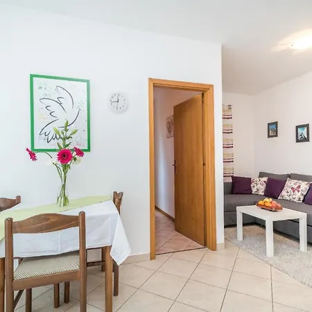 Apartment Ferienwohnung Fuer 2 Personen 1 Kind Ca 35 Qm In Okrug Gornji, Dalmatien Mitteldalmatien