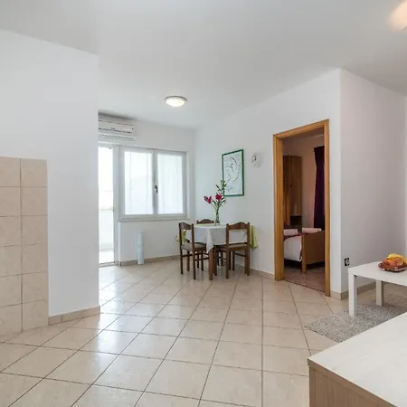 Ferienwohnung Fuer 2 Personen 1 Kind Ca 35 Qm In Okrug Gornji, Dalmatien Mitteldalmatien Trogir