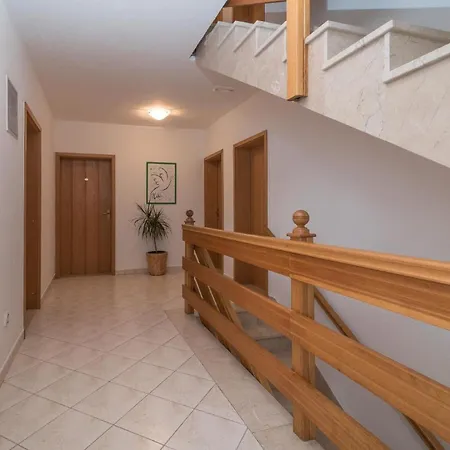 Apartment Ferienwohnung Fuer 2 Personen 1 Kind Ca 35 Qm In Okrug Gornji, Dalmatien Mitteldalmatien *